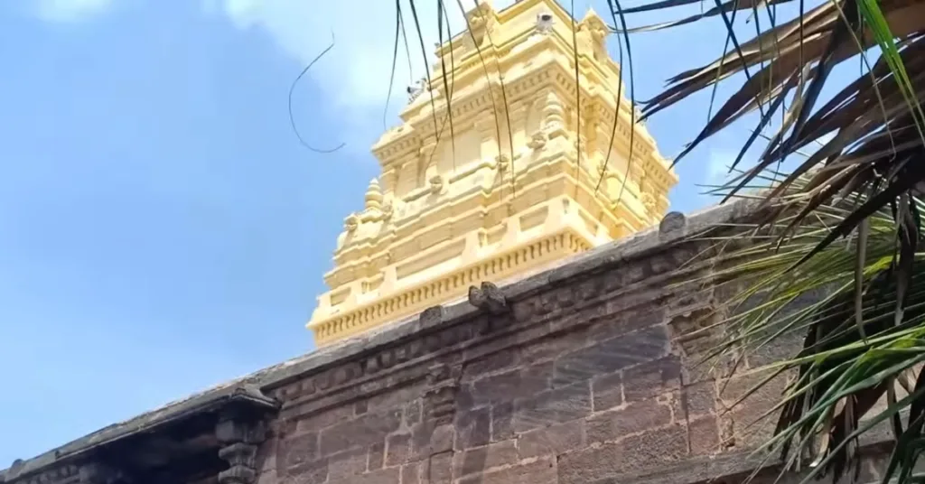Kumararama Bhimeswara Swamy gabha gudi top